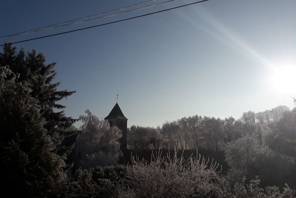 vue vers le village un jour d'hiver