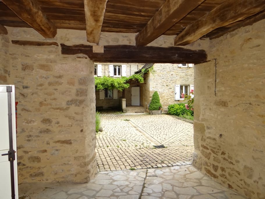 Le patio donnant sur la cour intérieure du Domaine