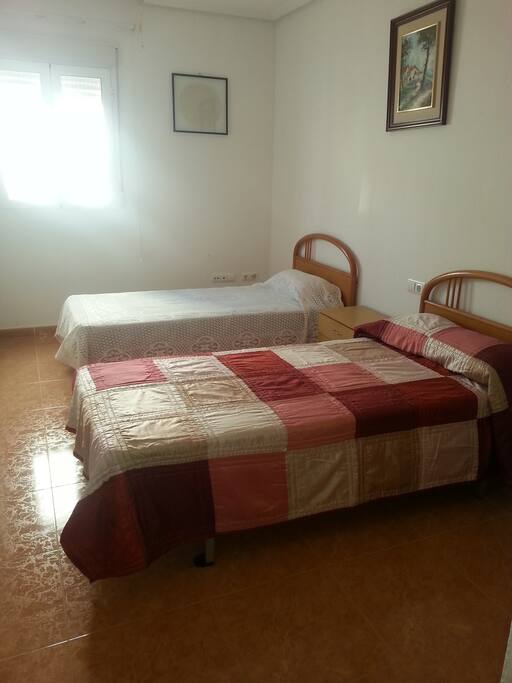 habitacion amplia con dos camas individuales