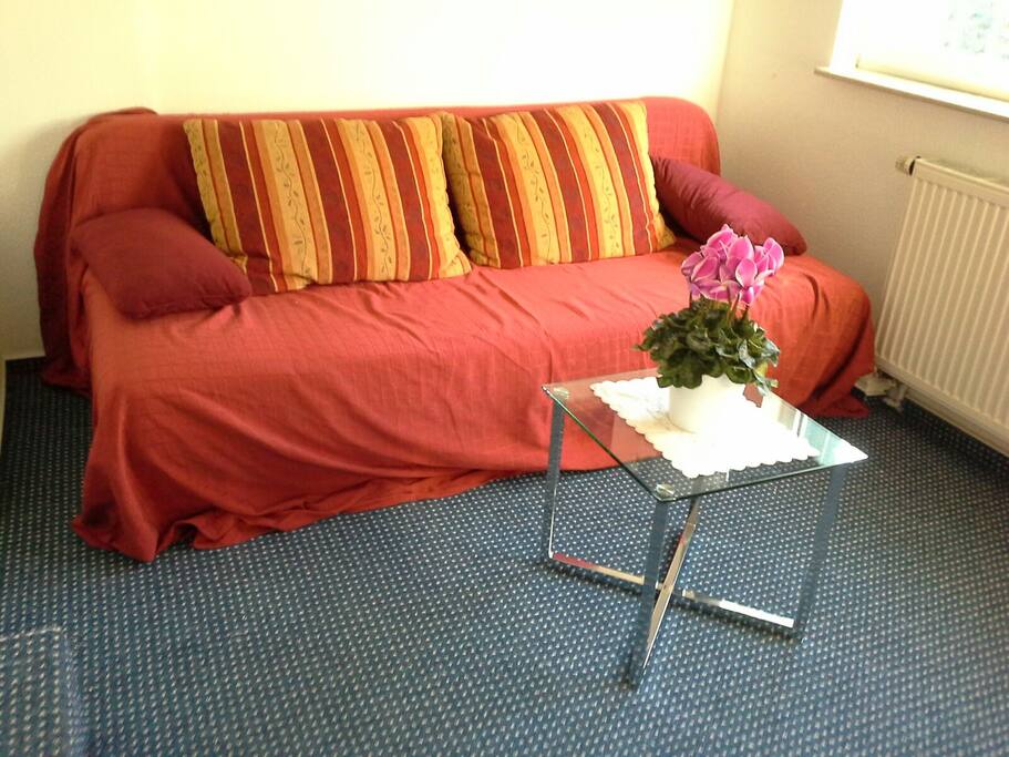 kleines Zimmer mit Sitzecke