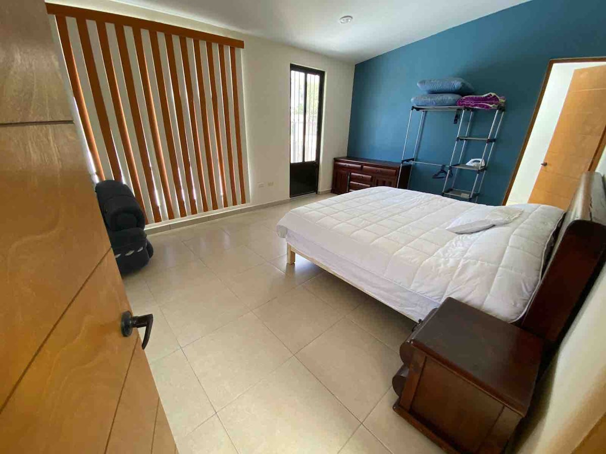 ห้องนอนใหญ่พร้อมเตียงคิงไซส์