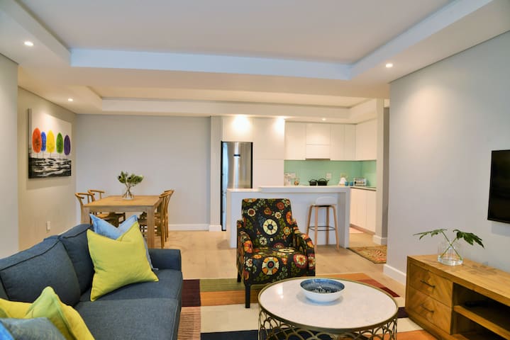 Luxury Green Point Apt w/ Balcony & City Views gallery image 3