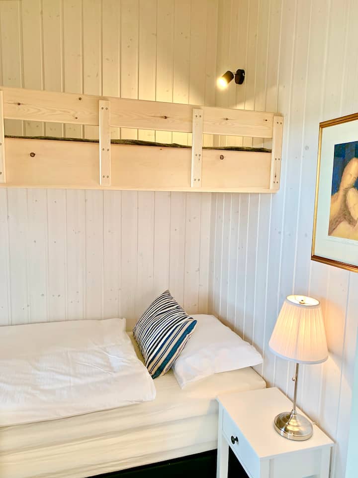 Спалня 3 има висококачествено единично легло и вградено удобно таванско легло.