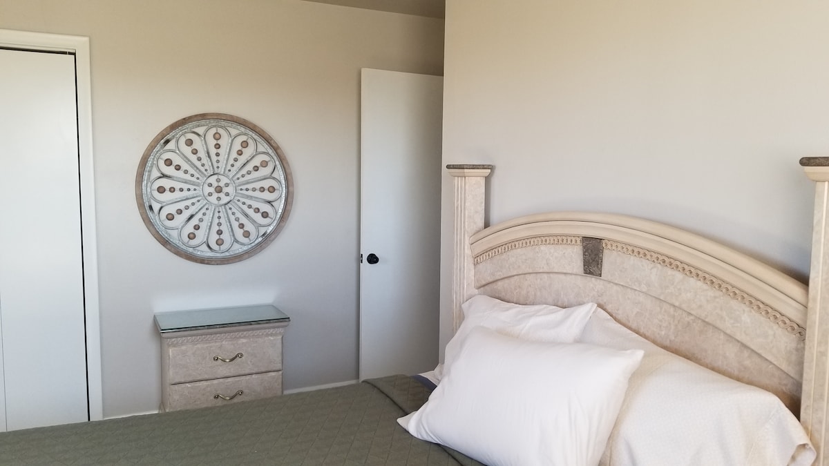 Chumba Mahiri cha kulala kilicho na bafu.