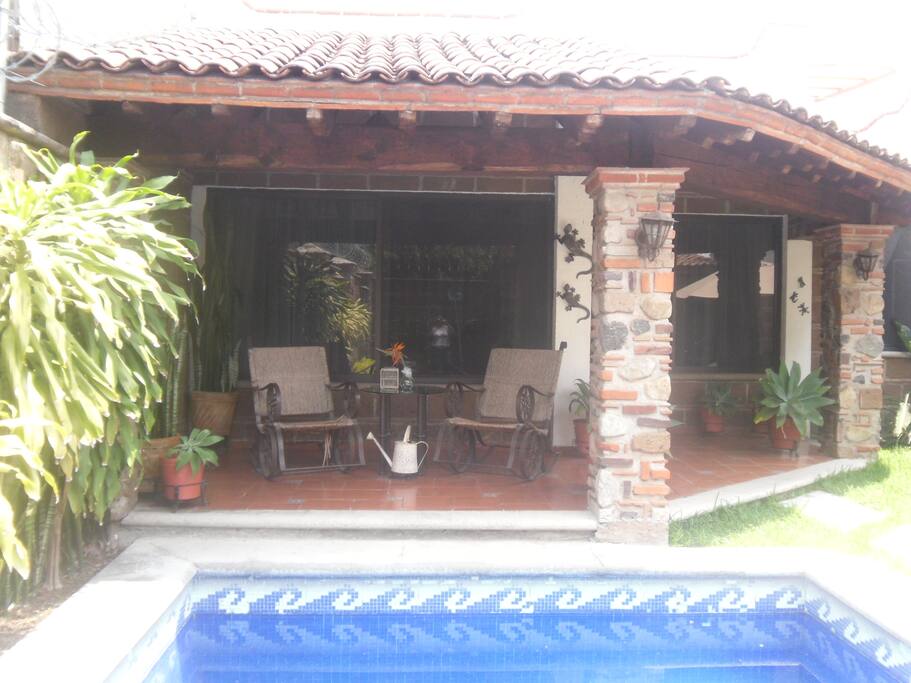 Terraza con 2 mecedoras de forja y mesa de centro