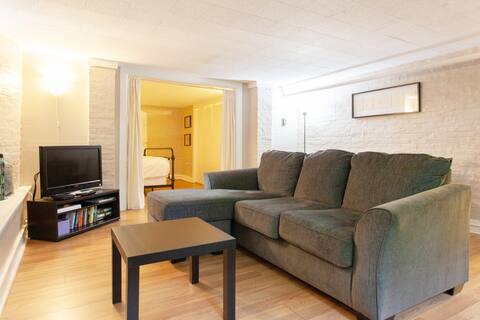 Private 1 bedroom apartment with separate entrance