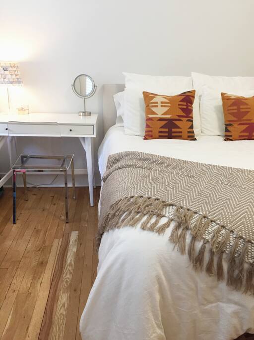 Bedroom - Queen size bed & desk