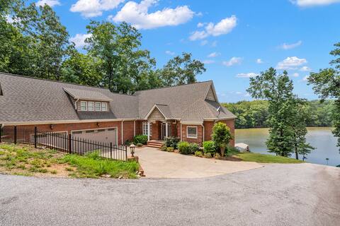 Large lake house - 15 min to Downtown Greenville