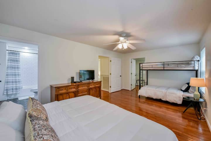 Segundo dormitorio con cama tamaño king y literas individuales. Baño completo adjunto
