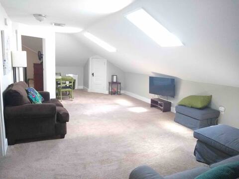 3-Bedroom Upstairs Getaway Close to Downtown