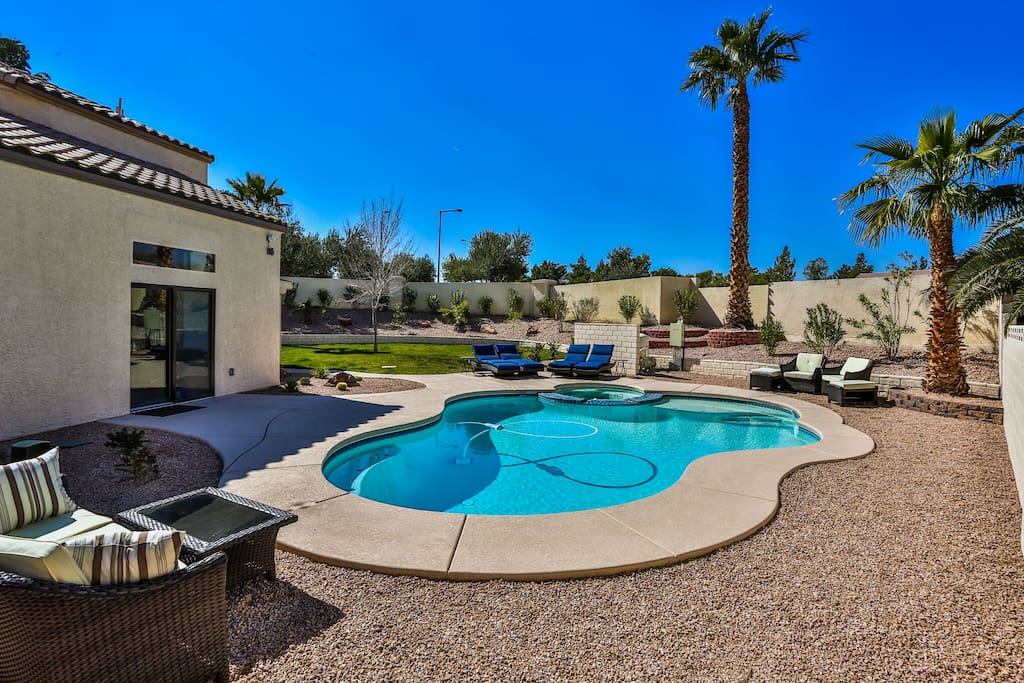 Stunning 4 bedroom with private pool and spa Houses for Rent in Las