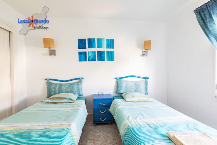 ห้องนอนพร้อมเตียงคู่