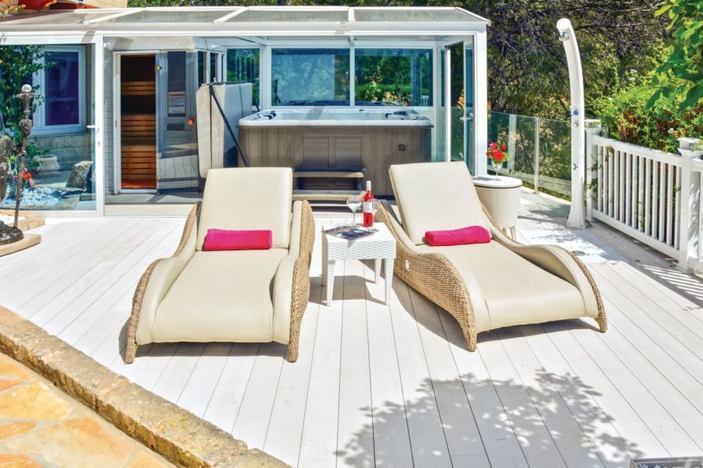 Luxury Ocean Spa with Private Sunbathing deck