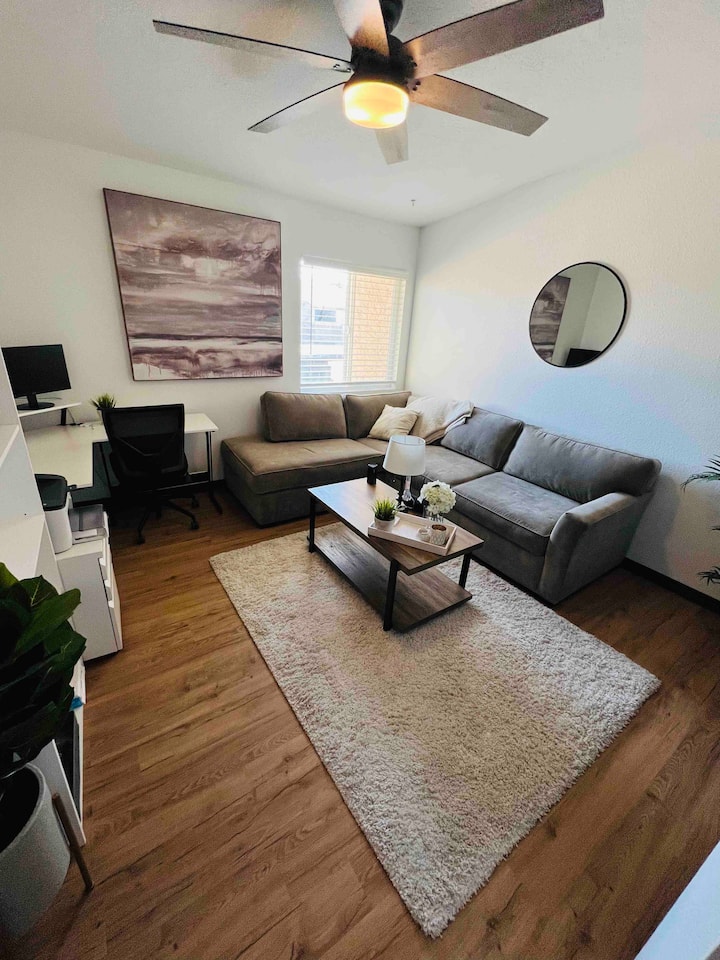 ห้องนอน/ห้องทำงานของผู้เข้าพักห้องนี้มีโซฟาเบดขนาดใหญ่แบบดึงออกพร้อมท็อปเปอร์ที่นอนขนาด 10 "พิเศษเพื่อความสะดวกสบาย  โต๊ะทำงานเป็นโต๊ะทำงานรูปตัว L ขนาดใหญ่ที่มีแพลตฟอร์มเป็นชั้นและมีจอภาพให้ผู้เข้าพักใช้งาน  มีตู้หนังสือสำหรับเก็บของหรือสำนักงาน