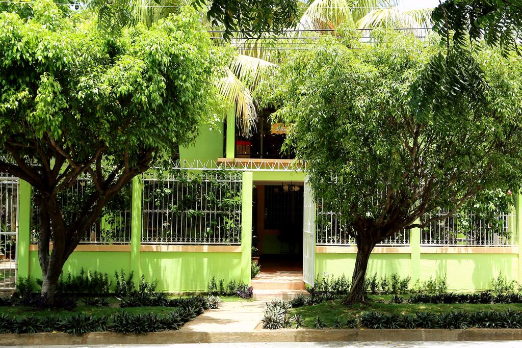Entrada Principal Hostal San Antonio