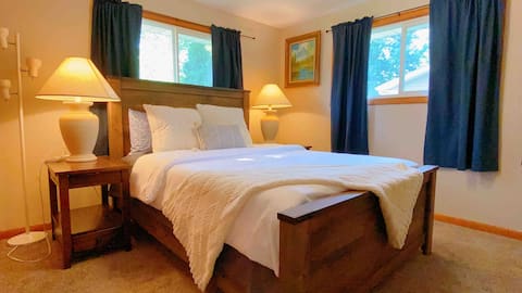 Fantastic Oasis pets friendly fully fenced W/AC