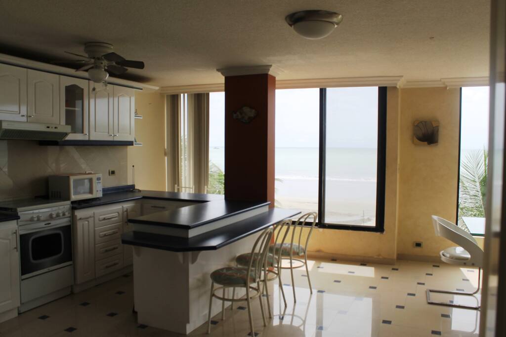 Amplia cocina completamente equipada, vista directa al mar