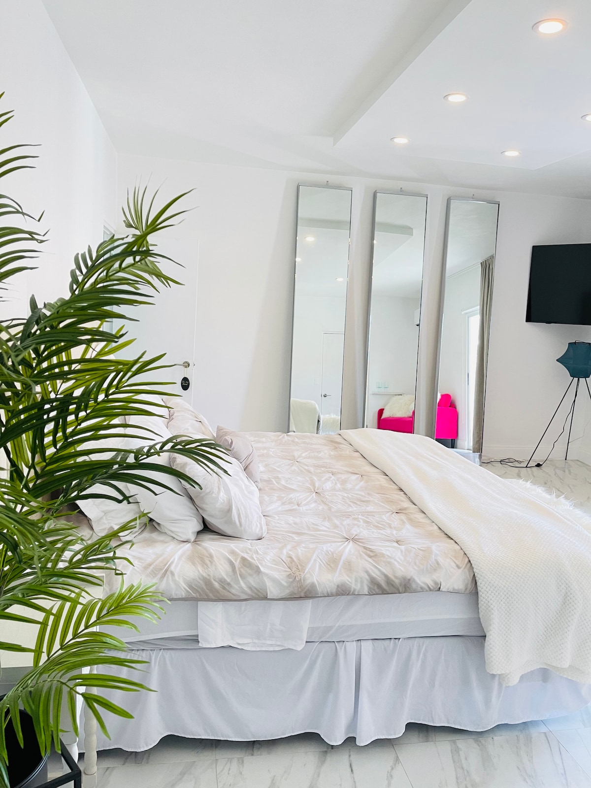 Dormitorio principal con cama tamaño king, con acceso al patio. 