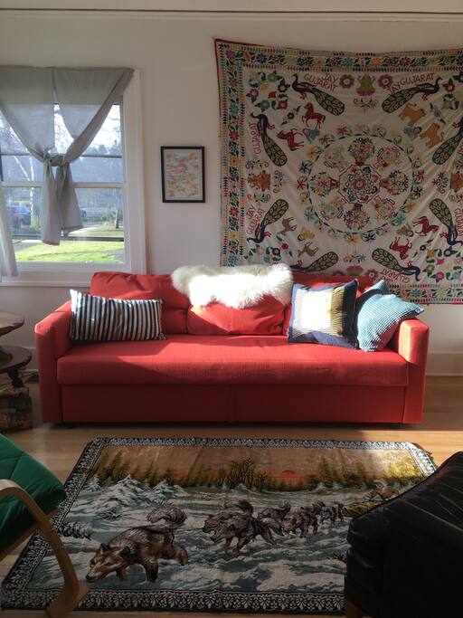 Feel free to invite a friend or colleague over for some tea and to enjoy the afternoon light in the front sitting room.