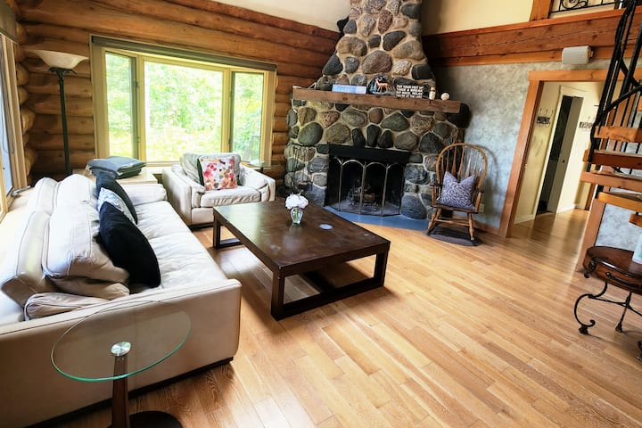 Secluded 1200' Beachfront Private 64 Acre Log Home - Ontario