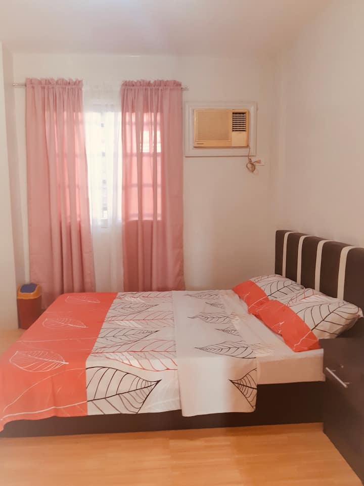 左侧的房间是主卧室，配备一张1.8米宽双人床。还安装了空调。 