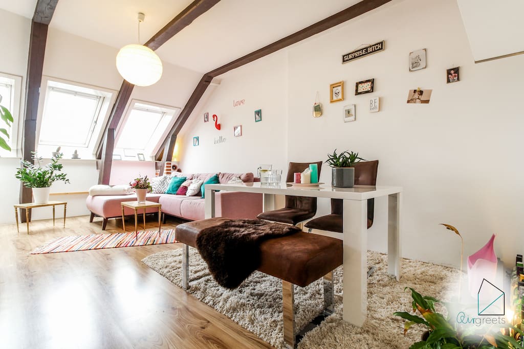 In the living room you can find a dining table that offers enough space for enjoying a delicious meal.