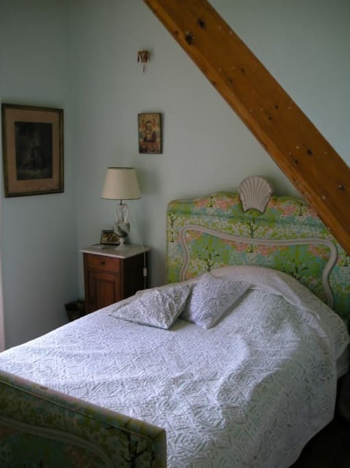 Zimmer mit französischem Bett und Meerblick