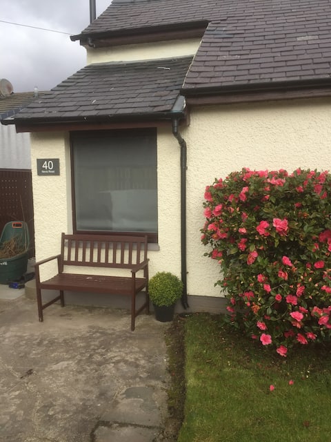 Cosy. Sleeps 5 with fire. Gardens. Quiet. Central.