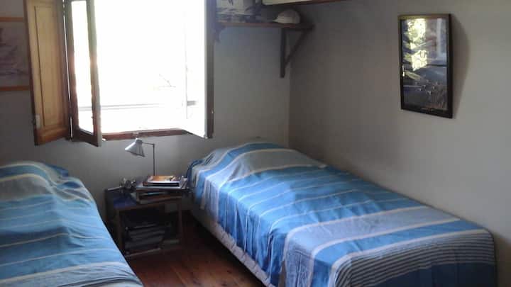 Chumba cha kulala 7 kwenye ghorofa ya 2 na vitanda 2 vya mtu mmoja ambavyo vinaweza kusukumwa pamoja kama kitanda cha watu wawili