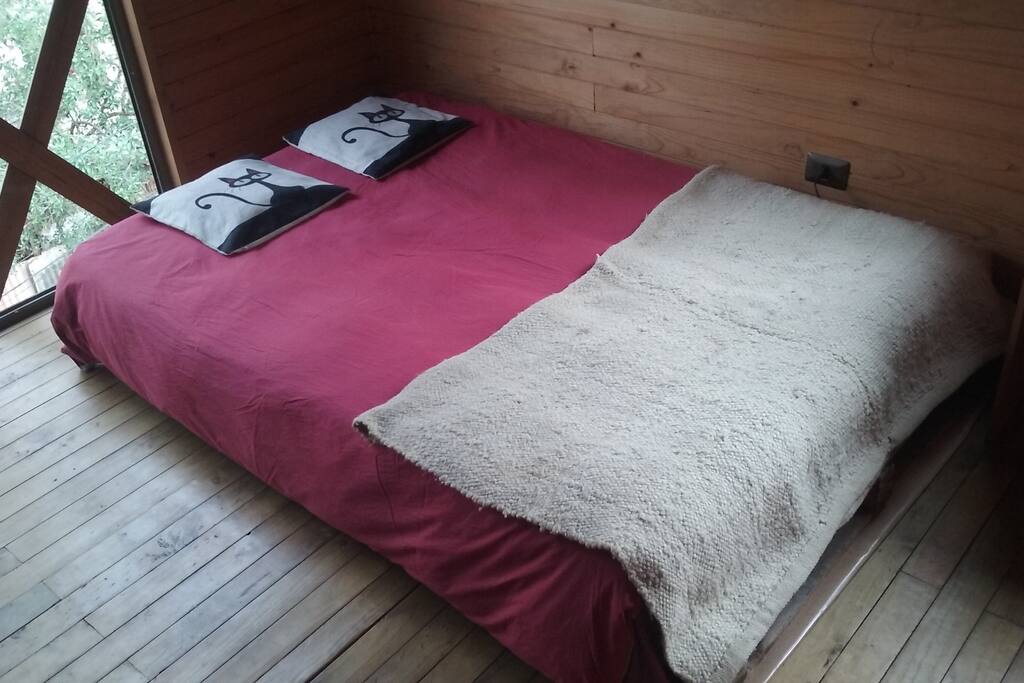 Luminosa y acojedora habitación de madera con cama de dos plazas para uno o dos huéspedes