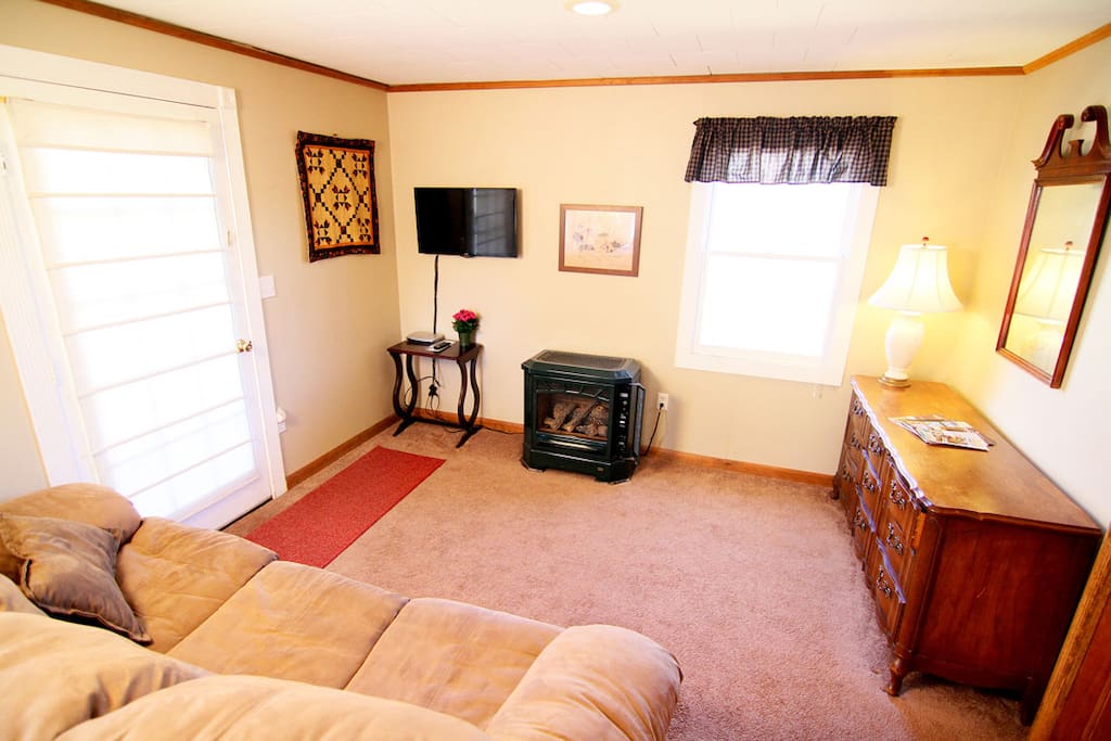 Delaware room - gas fireplace, private entrance to the parking lot/backyard. AC in window in season.
