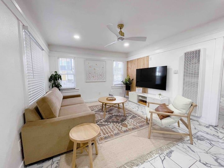 ห้องนั่งเล่นทีวีขนาด 65 นิ้วและโซฟาเบดสำหรับ 2 คน