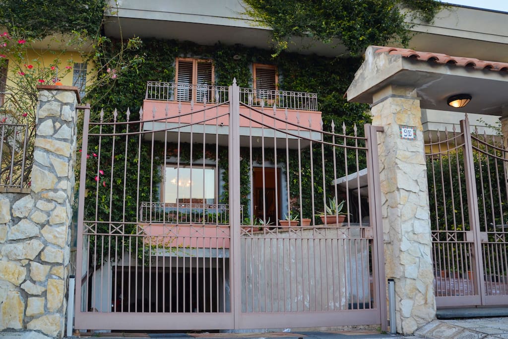 A view from the street of VILLA ANNALISA - SUNTRIPSICILY COM