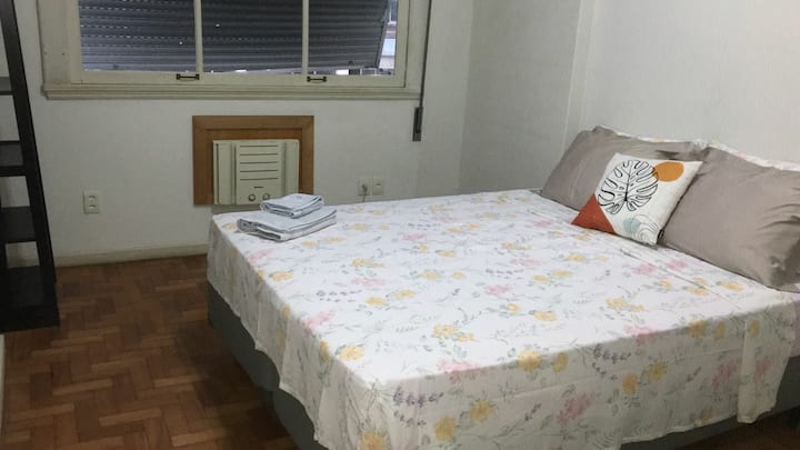 第二间卧室配有标准双人床。