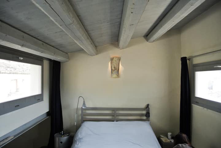 As duas grandes janelas são espetaculares! De um lado os telhados de Scicli e o Convento da Cruz do outro.
E este é um quarto especial, ainda não descobrimos o motivo, mas você dorme como crianças nos braços da sua mãe.