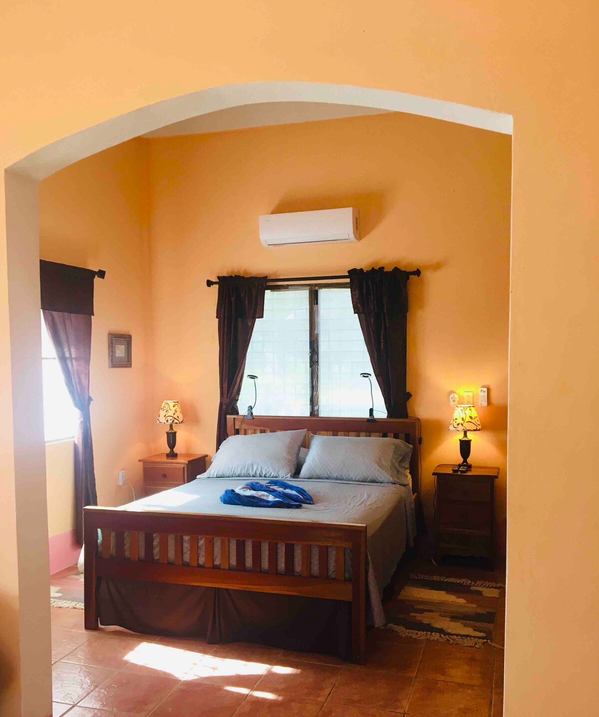 舒适的标准双人床
带海景、
空调和吊扇