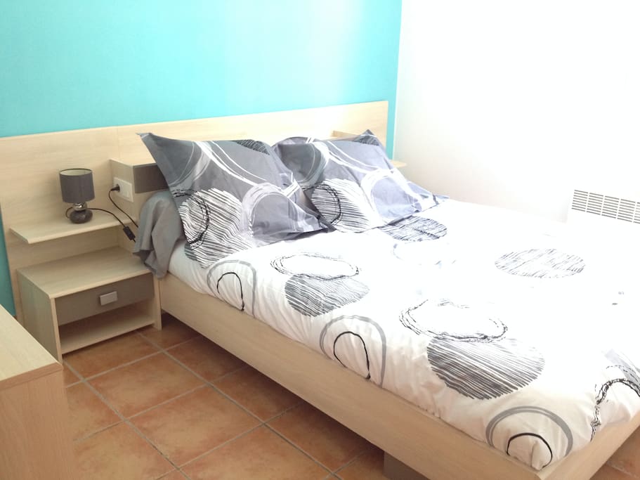 Chambre n°1 avec lit double et commode. Le linge de lit peut être d'un modèle différent selon disponibilité.