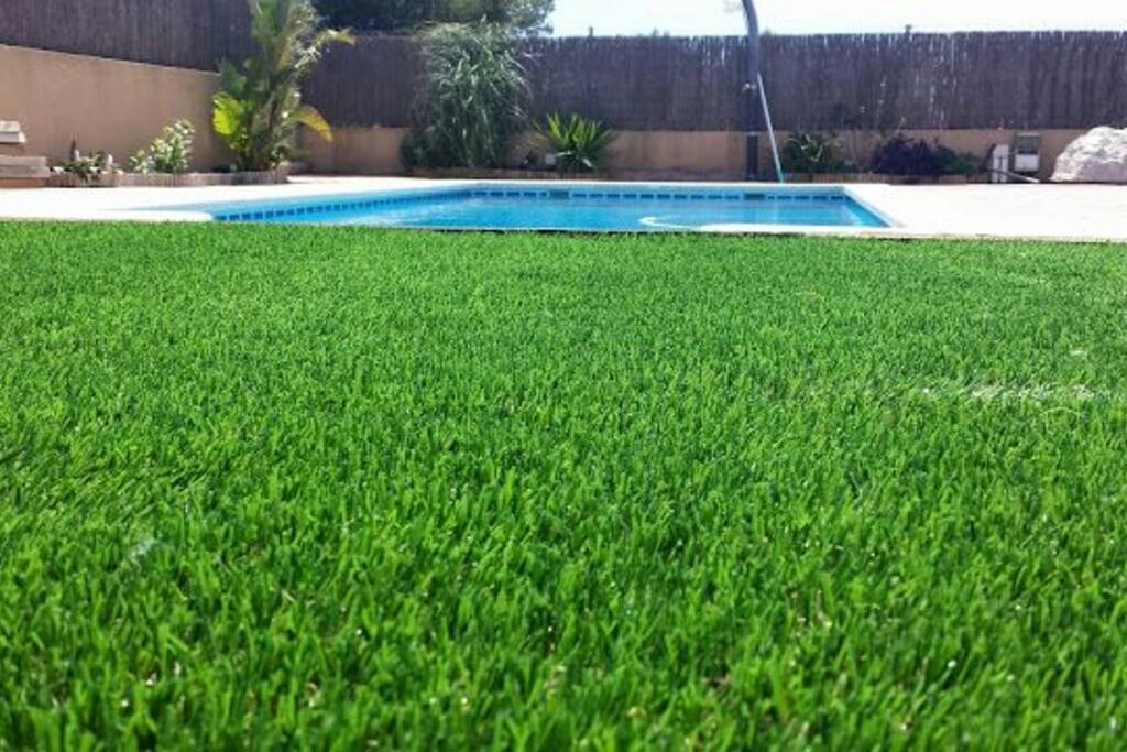 Piscina con
Césped