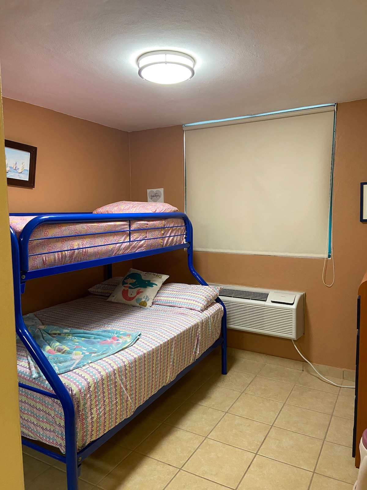 Соба бр. 2, полн кревет и брачен кревет (широк 180-220 см) 