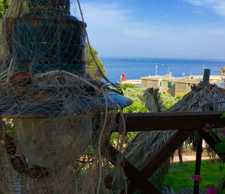 La villa "La lampara" prende nome dalla caratteristica lampada che veniva montata sulle barche dei pescatori di notte per illuminare la superficie dell'acqua, al fine di attrarre i pesci.