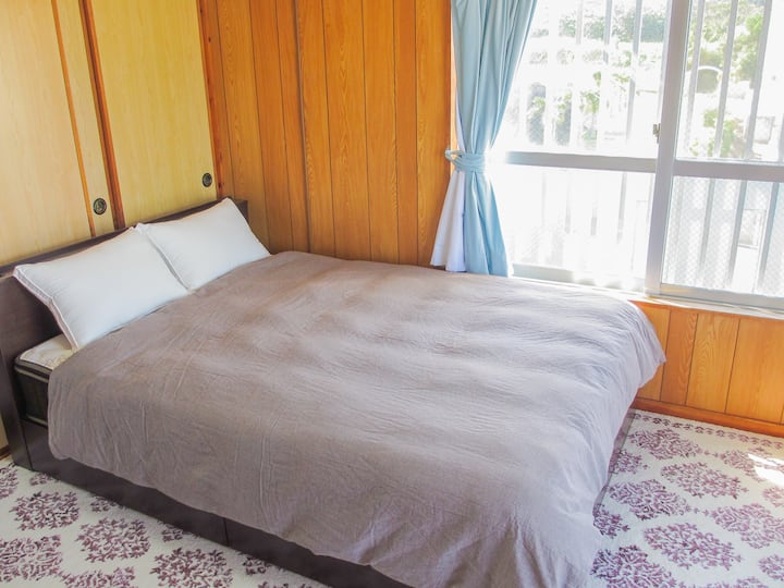 غرفة نوم أخرى بإطلالة رائعة على المحيط.