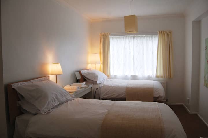 Konfigurimi i krevatit me zinxhir binjak ose superking dhe lidhje. Krevat dopio në dispozicion.