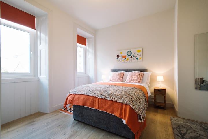 带双人床的漂亮卧室