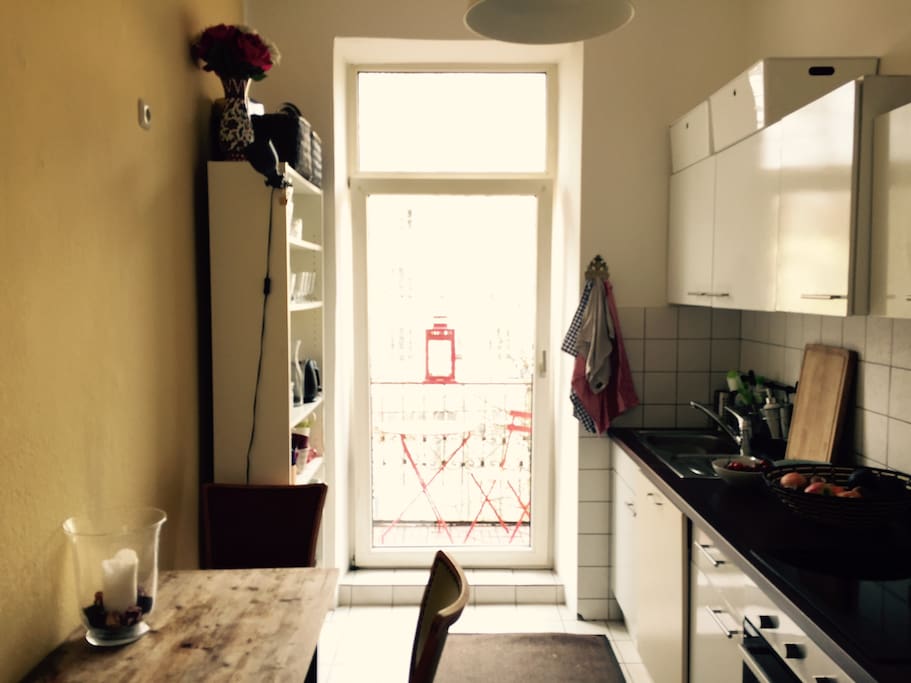 Küche mit Balkon in den Innenhof