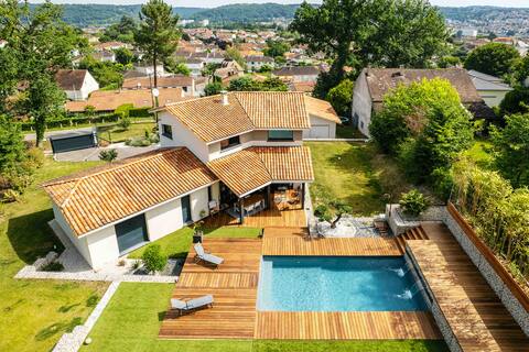 Contemporary villa Heated swimming pool