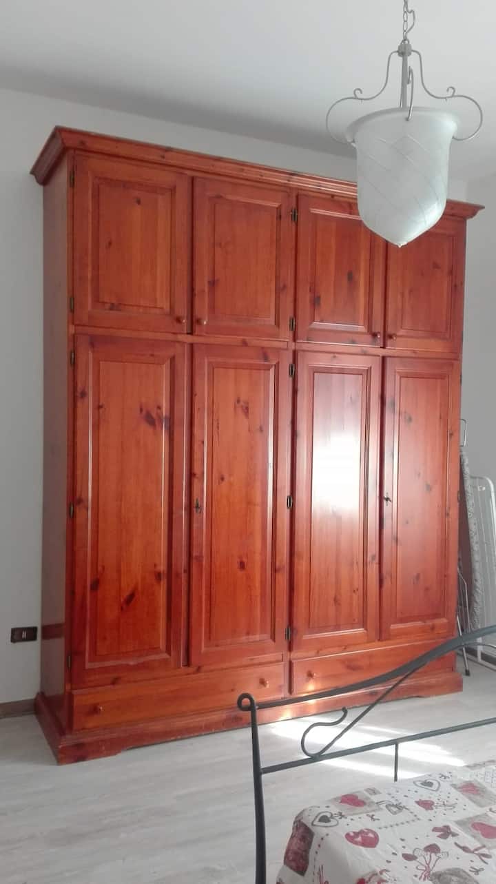 голямо легло в спалня