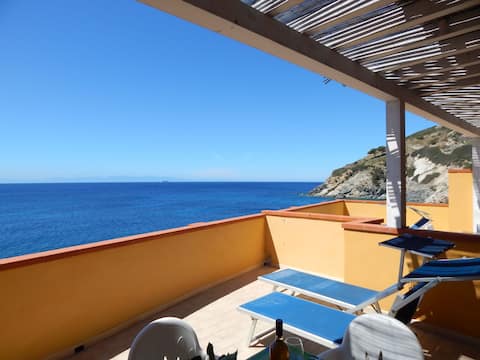 Two-room apartment with large terrace overlooking the sea Pomonte