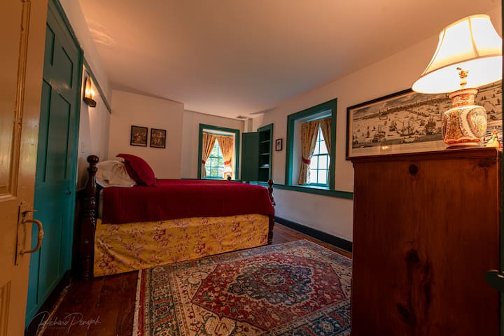 Back Bedchamber with queen size bed