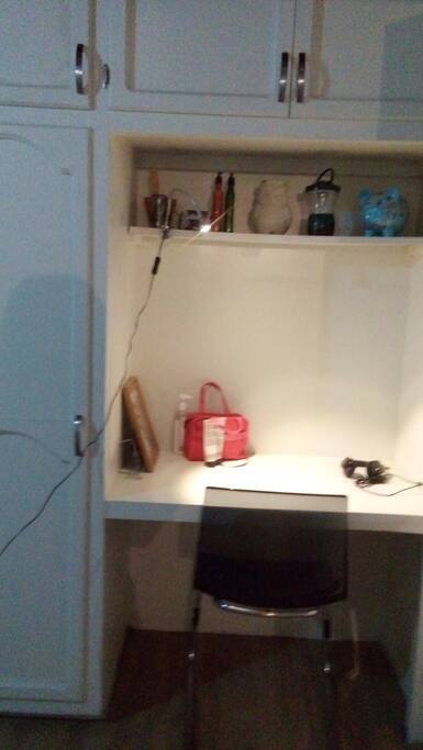 Escritorio con lampara/Desk with lamp