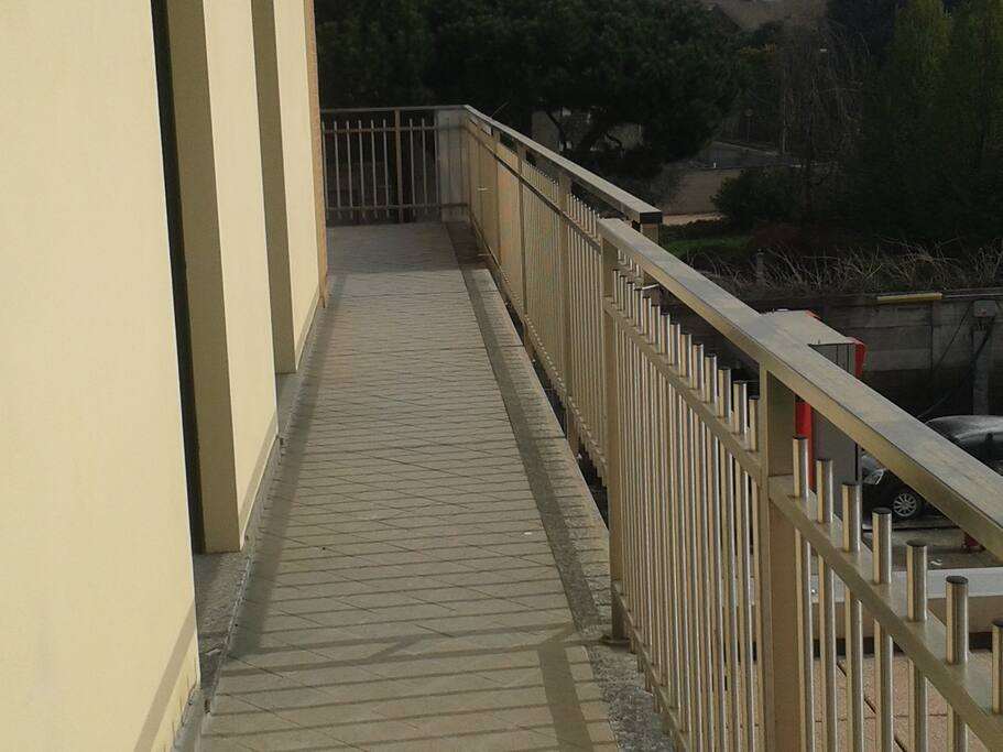 IL BALCONE
lungo tutto l'appartamento